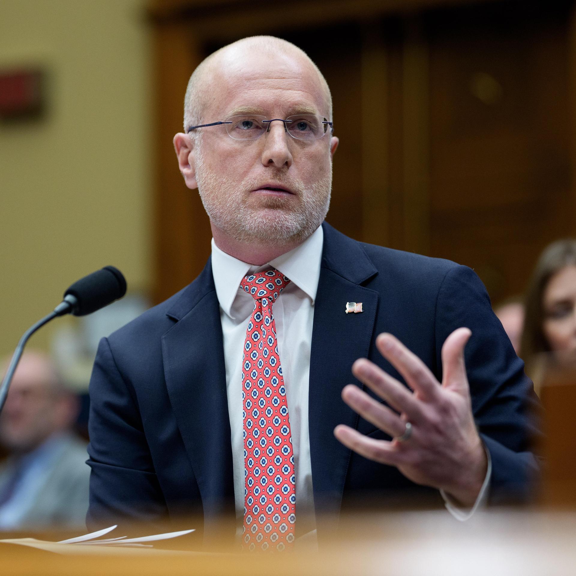 Das Foto zeigt Brendan Carr, den Chef der US-Medienaufsichtsbehörde FCC.