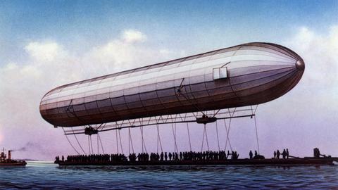 Der ersten Zeppelin LZ.1 vor seinem ersten Start auf dem Bodensee am 2. Juli 1900
