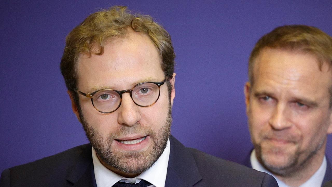Der neue französische Wirtschaftsminister Armand steht vor Mikrofonen. Links neben ihm leicht verschwommen der neue Industrieminister marc Ferracci. Der neue französische Wirtschaftsminister Armand steht vor Mikrofonen. Links neben ihm leicht verschwommen der neue Industrieminister marc Ferracci.