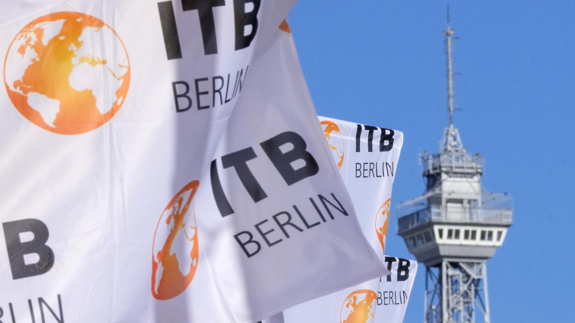 Fahnen mit dem Logo der Internationalen Tourismus-Börse (ITB) wehen auf dem Messegelände vor der Kulisse des Funkturms. 