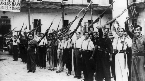 Regierungstruppen in Barcelona heben Gewehre in die Höhe (Archivbild)