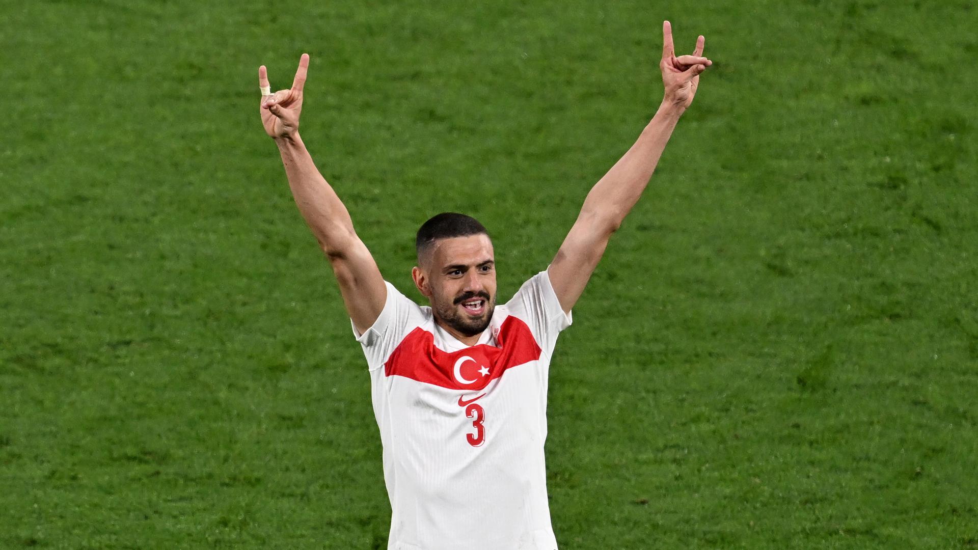 Der türkische Nationalspieler Merih Demiral zeigt nach seinem zweiten Treffer den Wolfsgruß.