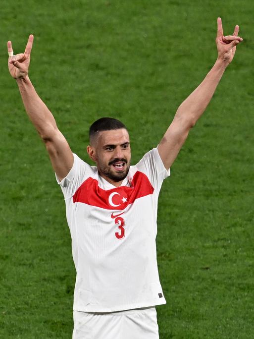 Der türkische Nationalspieler Merih Demiral zeigt nach seinem zweiten Treffer den Wolfsgruß.