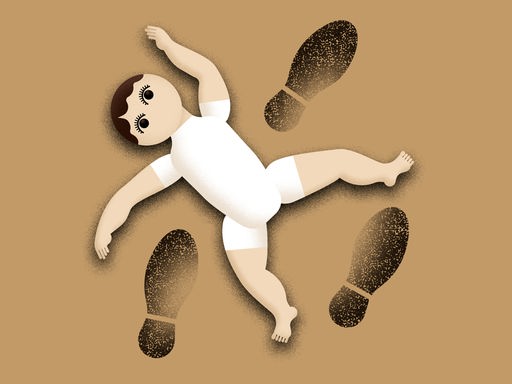 Abstrakte Zeichnung einer auf dem Boden liegenden Puppe, umgeben von schwarzen Stifelabdrücken, vor braunem Hintergrund