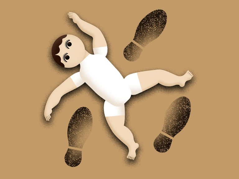 Abstrakte Zeichnung einer auf dem Boden liegenden Puppe, umgeben von schwarzen Stifelabdrücken, vor braunem Hintergrund