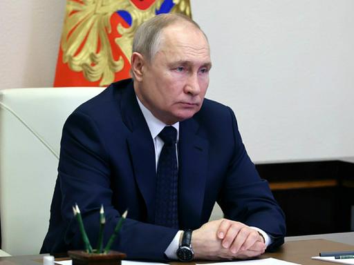 Der russische Präsident Wladimir Putin in einem Videotelefonat zur Indienststellung der Fregatte "Admiral Gorschkow", die mit Zirkon-Überschallraketen ausgestattet ist