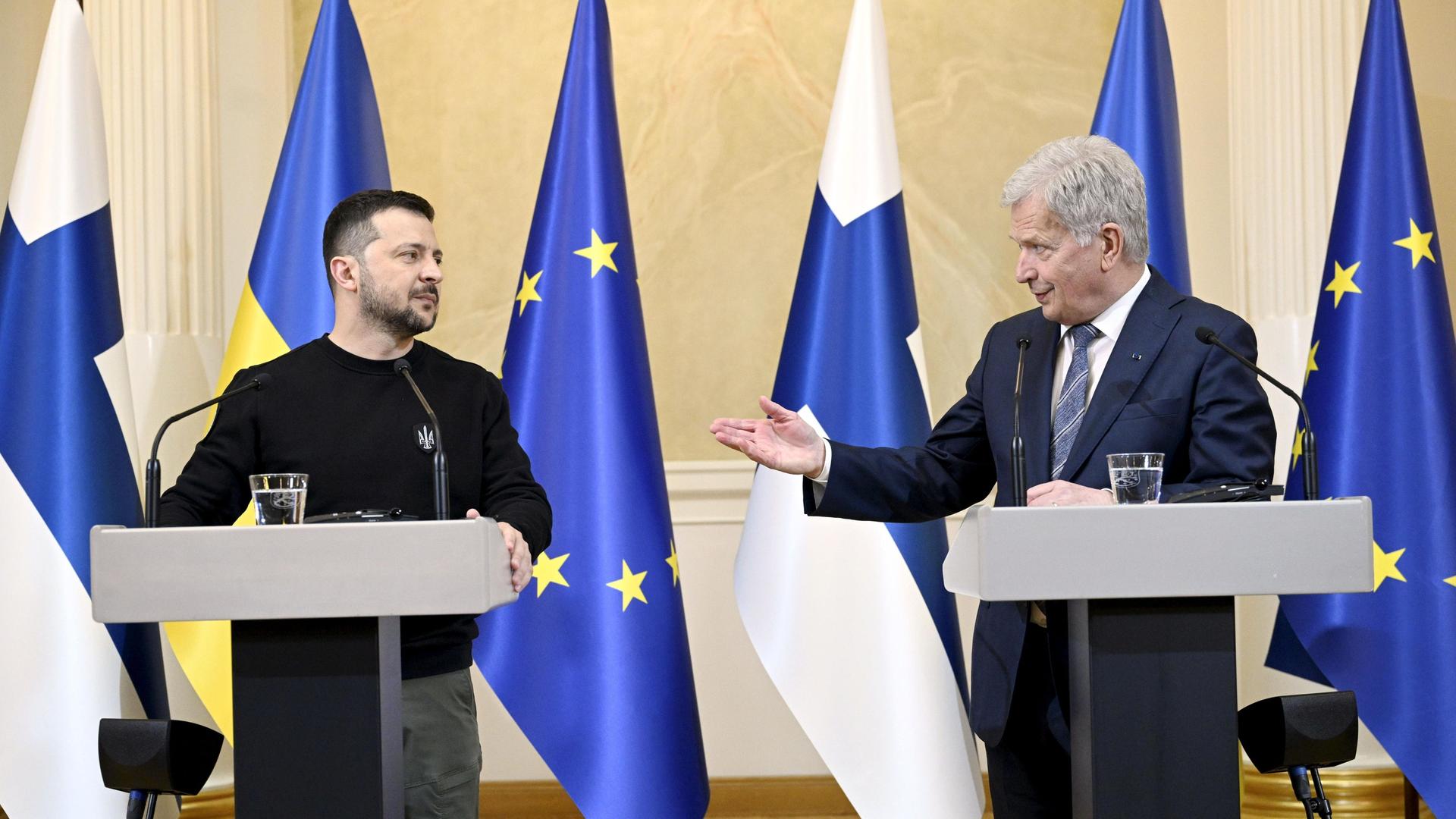 Finnland, Helsinki: Wolodymyr Selenskyj (l), Präsident der Ukraine, und Sauli Niinistö, Präsident von Finnland, sprechen anlässlich einer Pressekonferenz im Präsidentenpalast.