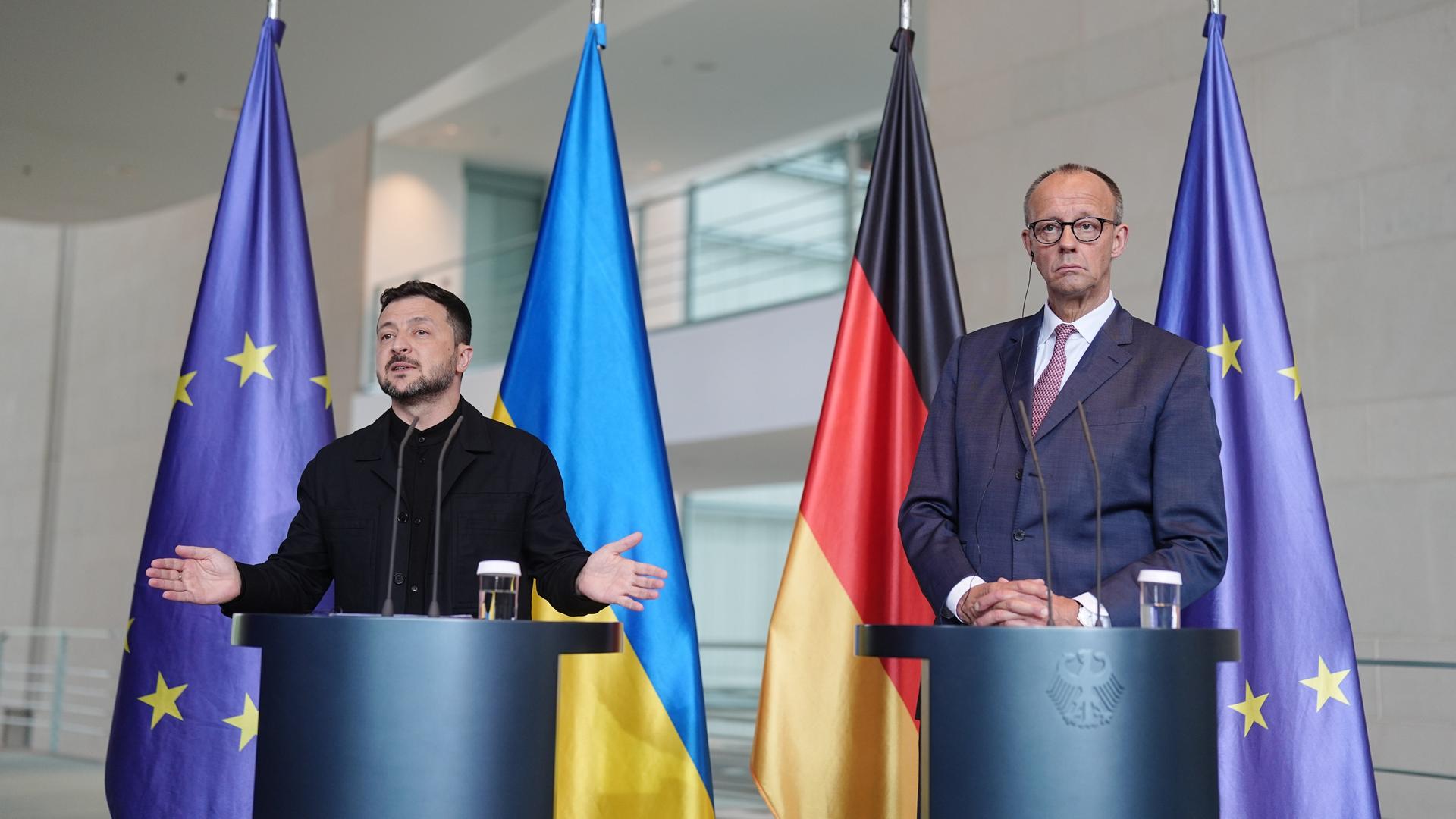 Wolodymyr Selenskyj (l), Präsident der Ukraine, und Bundeskanzler Friedrich Merz (CDU) geben im Bundeskanzleramt nach einem Treffen eine Pressekonferenz. Wolodymyr Selenskyj (l), Präsident der Ukraine, und Bundeskanzler Friedrich Merz (CDU) geben im Bundeskanzleramt nach einem Treffen eine Pressekonferenz.