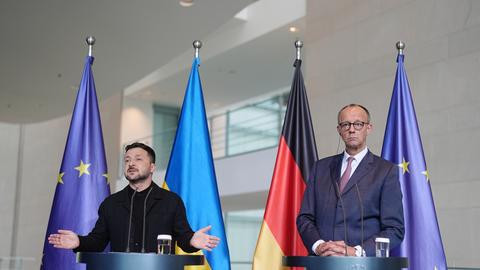 Wolodymyr Selenskyj (l), Präsident der Ukraine, und Bundeskanzler Friedrich Merz (CDU) geben im Bundeskanzleramt nach einem Treffen eine Pressekonferenz. 