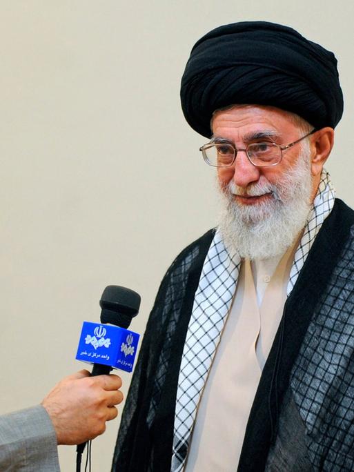 Ajatollah Ali Chamenei, Irans Staatsoberhaupt und Religionsführer, spricht am 08.11.2014 in ein Mikrofon des iranischen Staatssenders IRIB