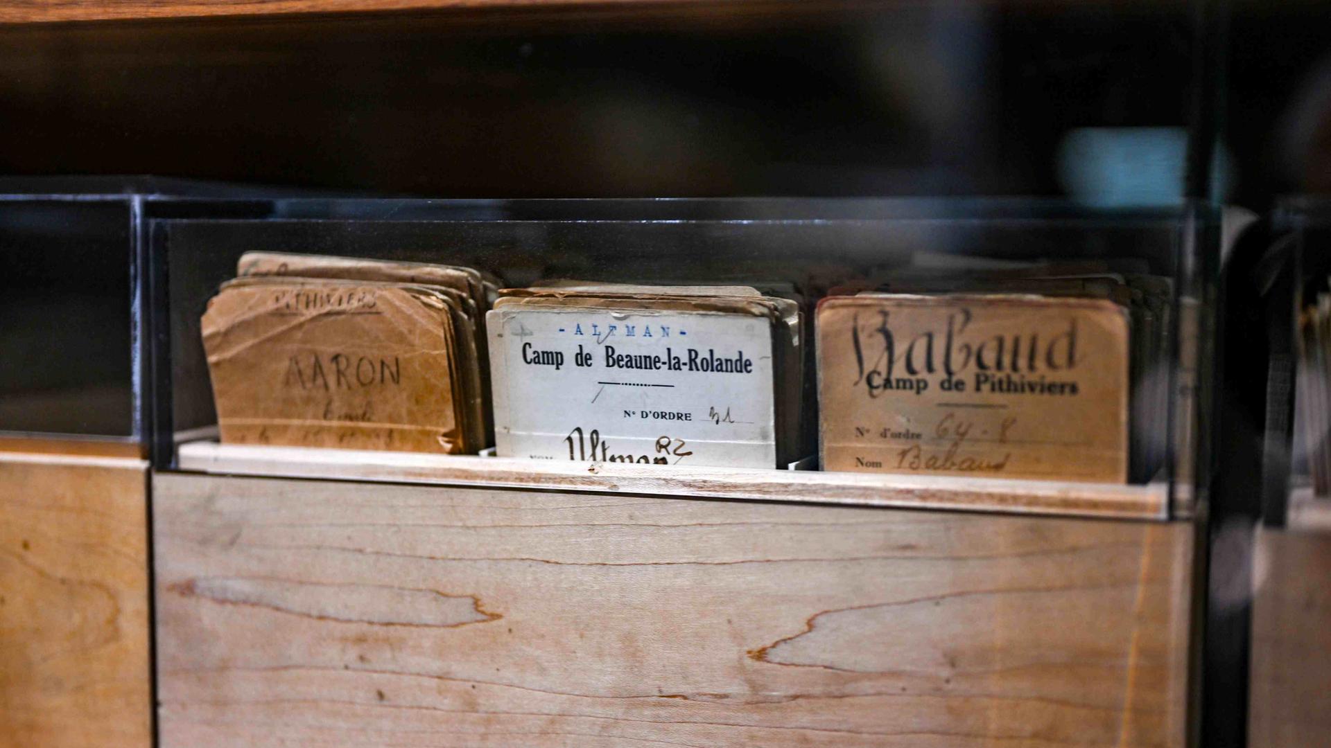Karten aus den französischen Konzentrationslagern Beaune-la-Rolande und Pithiviers, der Name Aaron ist sichtbar. Bild vom Shoah Memorial in Paris. Karten aus den französischen Konzentrationslagern Beaune-la-Rolande und Pithiviers, der Name Aaron ist sichtbar. Bild vom Shoah Memorial in Paris.