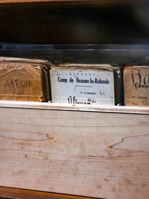 Karten aus den französischen Konzentrationslagern Beaune-la-Rolande und Pithiviers, der Name Aaron ist sichtbar. Bild vom Shoah Memorial in Paris.