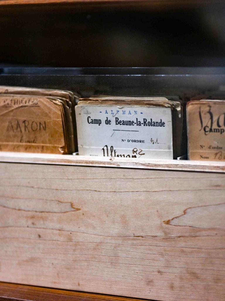 Karten aus den französischen Konzentrationslagern Beaune-la-Rolande und Pithiviers, der Name Aaron ist sichtbar. Bild vom Shoah Memorial in Paris.