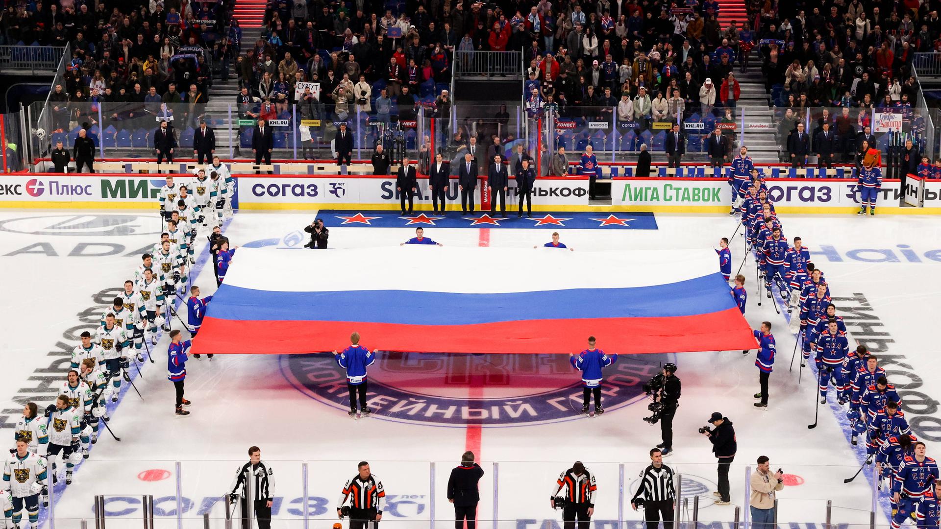 Spieler haben sich vor einem  Saisonspiel im Eishockey zwischen St. Petersburg und Sotschi im Februar 2024 aufgereiht.