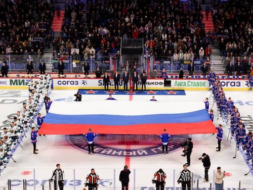 Spieler haben sich vor einem  Saisonspiel im Eishockey zwischen St. Petersburg und Sotschi im Februar 2024 aufgereiht.