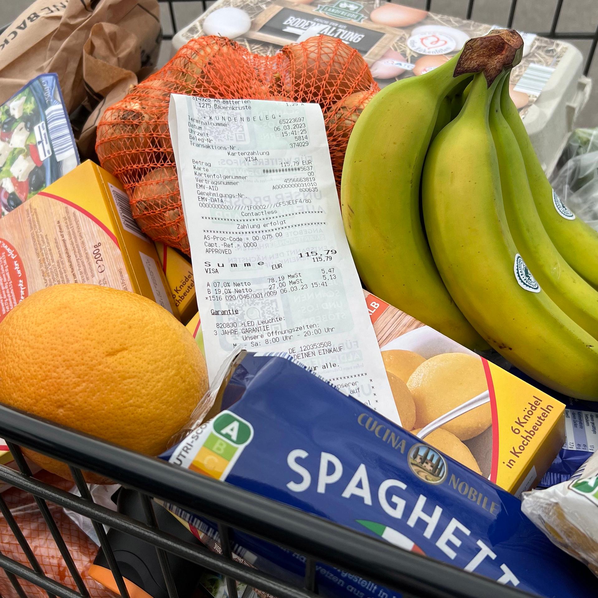 Ein Blick auf den Kassenbon löst bei den Verbrauchern Entsetzen aus. Lebenshaltungskosten in Deutschland auf Rekordhoch. 