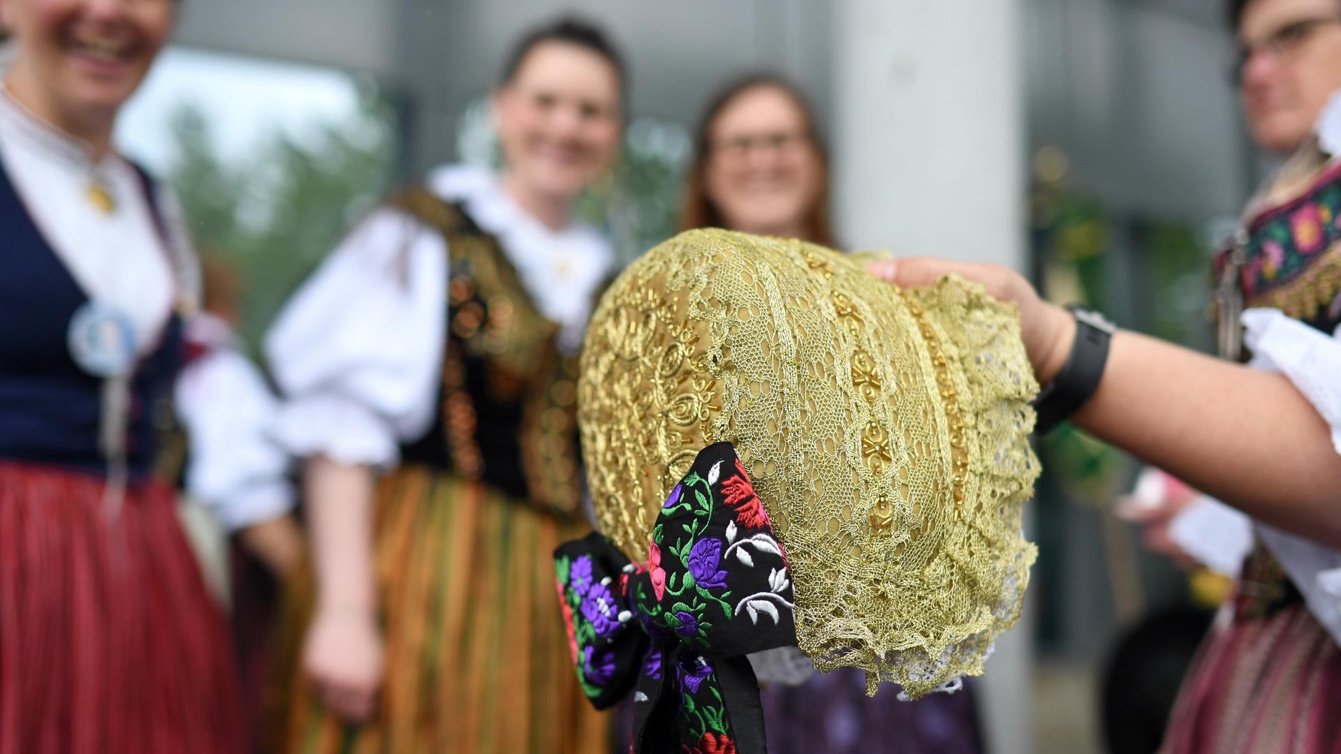 Frauen in sudetendeutscher Tracht versammeln 2018 in der Augsburger Kongresshalle zum Sudetendeutschen Tag, dem jährlichen Treffen der Sudetendeutschen Landsmannschaft.