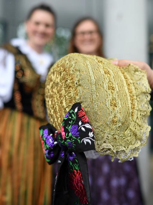 Frauen in sudetendeutscher Tracht versammeln 2018 in der Augsburger Kongresshalle zum Sudetendeutschen Tag, dem jährlichen Treffen der Sudetendeutschen Landsmannschaft.