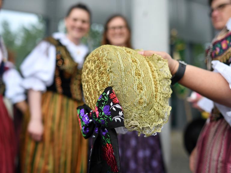 Frauen in sudetendeutscher Tracht versammeln 2018 in der Augsburger Kongresshalle zum Sudetendeutschen Tag, dem jährlichen Treffen der Sudetendeutschen Landsmannschaft.