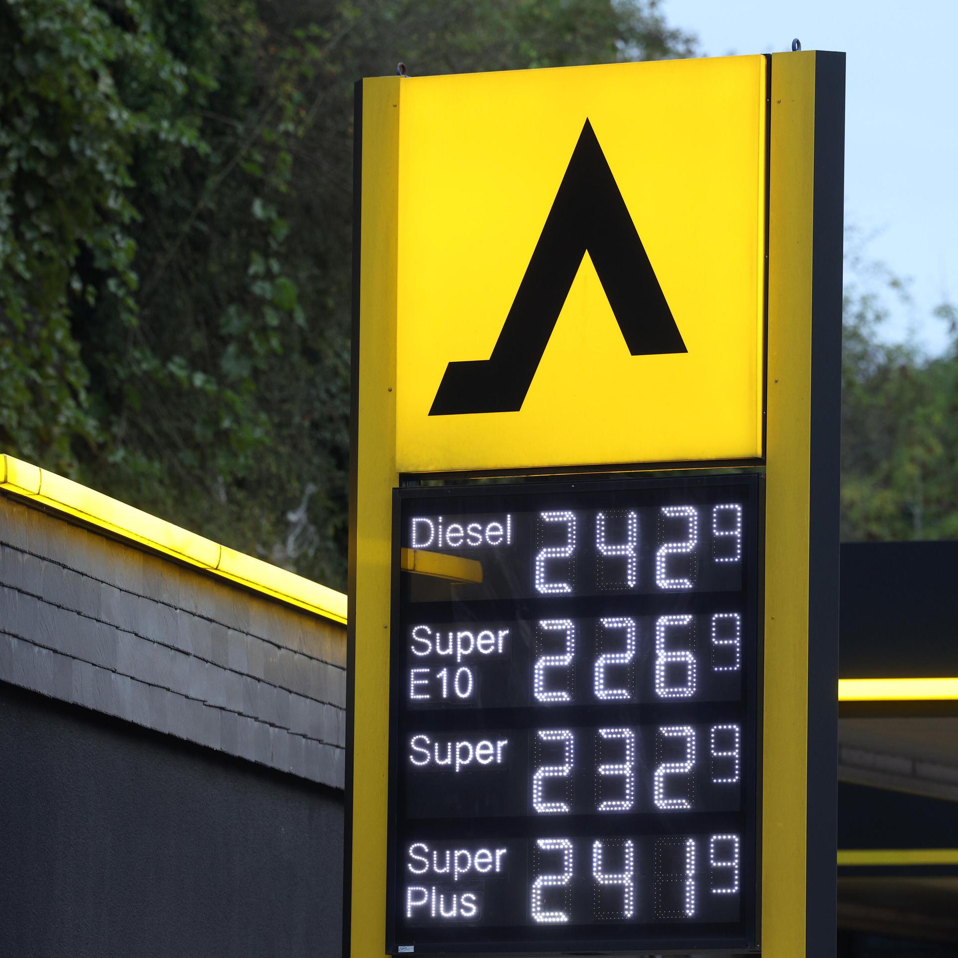 Die Preisanzeige einer Tankstelle mit Preisen für unterschiedliche Kraftstoffe zwischen 2,269 und 2,429 Euro pro Liter.