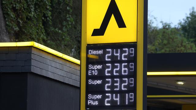 Die Preis-Anzeige einer Tank-Stelle mit Preisen für Benzin und Diesel zwischen 2,269 und 2,429 Euro pro Liter.