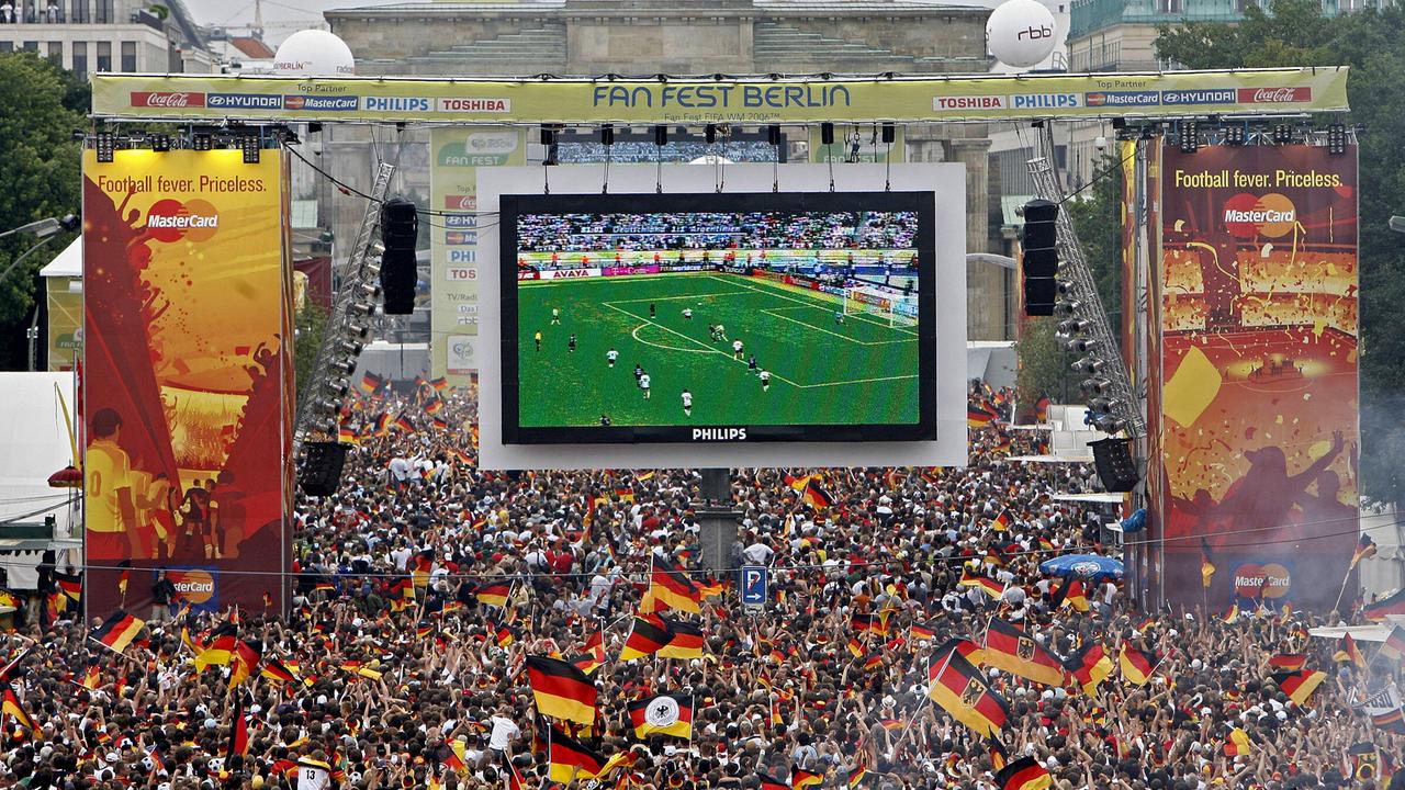 Tausende Zuschauer verfolgen am 30.06.2006 auf der Fanmeile am Brandenburger Tor in Berlin das WM-Fußballspiel zwischen Deutschland und Argentinien.