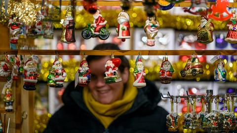 Eine Frau zwischen Weihnachtsschmuck auf dem Nürnberger Christkindlesmarkt 