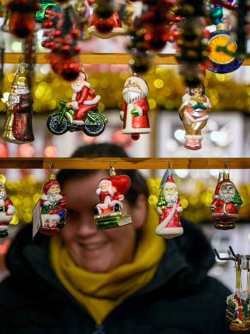 Eine Frau zwischen Weihnachtsschmuck auf dem Nürnberger Christkindlesmarkt 