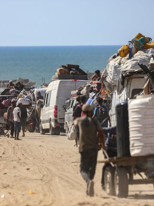 Eine lange Kolonne von Menschen hat sich zu Fuß oder auf Fahrzeugen in Bewegung gesetzt, um aus Gaza zu fliehen. 