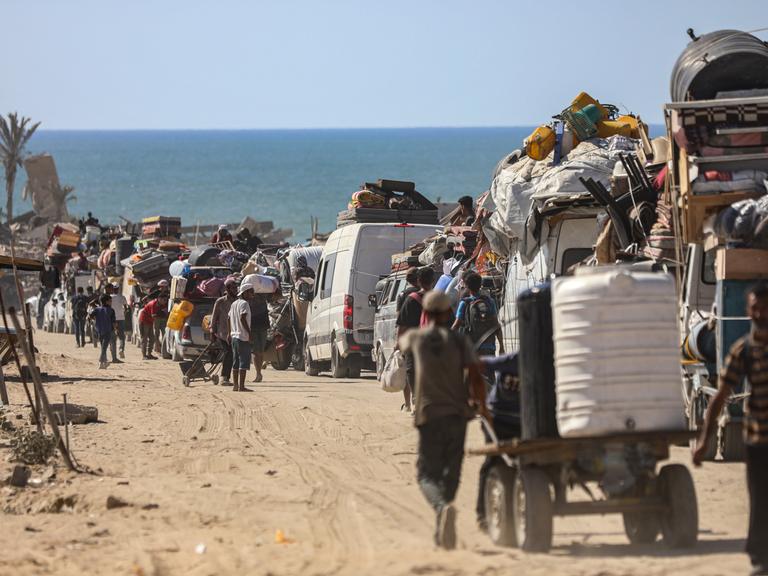 Eine lange Kolonne von Menschen hat sich zu Fuß oder auf Fahrzeugen in Bewegung gesetzt, um aus Gaza zu fliehen. 