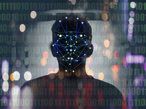 Das Bild zeigt die Silhouette einer Person mit einem digitalen Gesichtserkennungsmuster und Binärcodes im Hintergrund.