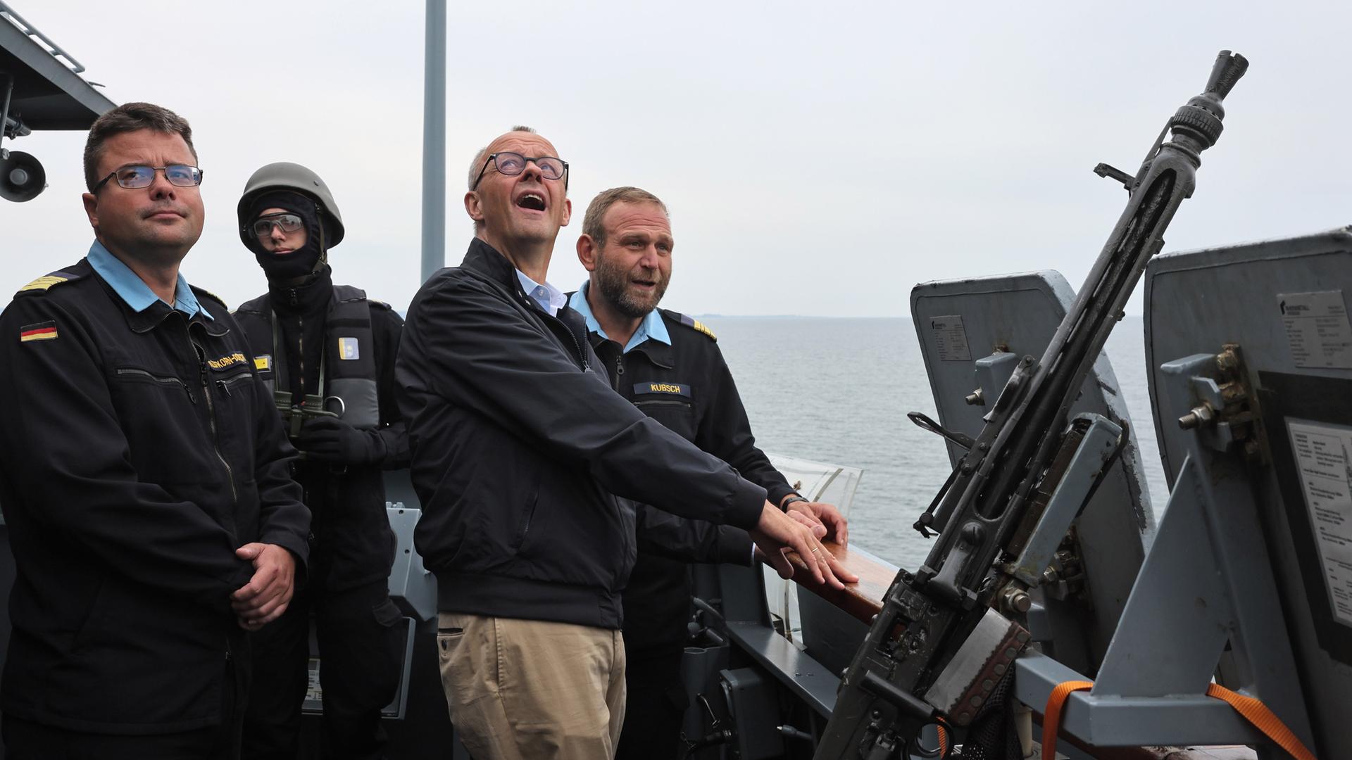 Bundeskanzler Friedrich Merz (CDU) steht bei seinem Antrittsbesuch bei der Marine an Bord der Fregatte "Bayern" neben Fregattenkapitän Michael Klöfkorn-Dorscht (l), dem Kommandanten der Bayern, und Fregattenkapitän Volker Kübsch (r), dem Kommandeur des 4. Fregattengeschwaders. Bundeskanzler Friedrich Merz (CDU) steht bei seinem Antrittsbesuch bei der Marine an Bord der Fregatte "Bayern" neben Fregattenkapitän Michael Klöfkorn-Dorscht (l), dem Kommandanten der Bayern, und Fregattenkapitän Volker Kübsch (r), dem Kommandeur des 4. Fregattengeschwaders.