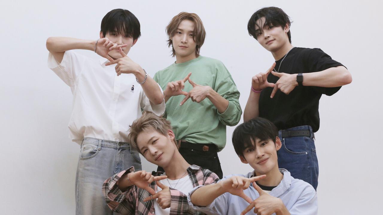 Die Musiker der K-Pop-Band 1Verse posieren für ein Foto