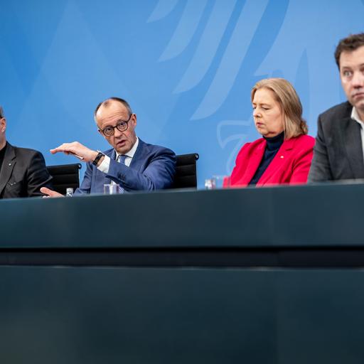 Bundeskanzler Merz (2.v.l., CDU), Finanzminister Klingbeil (r, SPD), Arbeitsministerin Bas (SPD) und der CSU-Vorsitzende Söder sitzen in der Pressekonferenz zu den Ergebnissen der Beratungen nach dem Koalitionsausschuss.