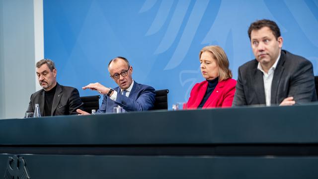 Bundeskanzler Merz (2.v.l., CDU), Finanzminister Klingbeil (r, SPD), Arbeitsministerin Bas (SPD) und der CSU-Vorsitzende Söder sitzen in der Pressekonferenz zu den Ergebnissen der Beratungen nach dem Koalitionsausschuss.