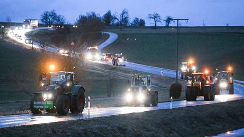 Ein Traktorenkonvoi von Hirrlingen nach Rangendingen, mehr als 120 Fahrzeuge aus dem Kreis Tuebingen auf dem Weg zu einer Demo, schlängelt sich eine Strasse entlang.