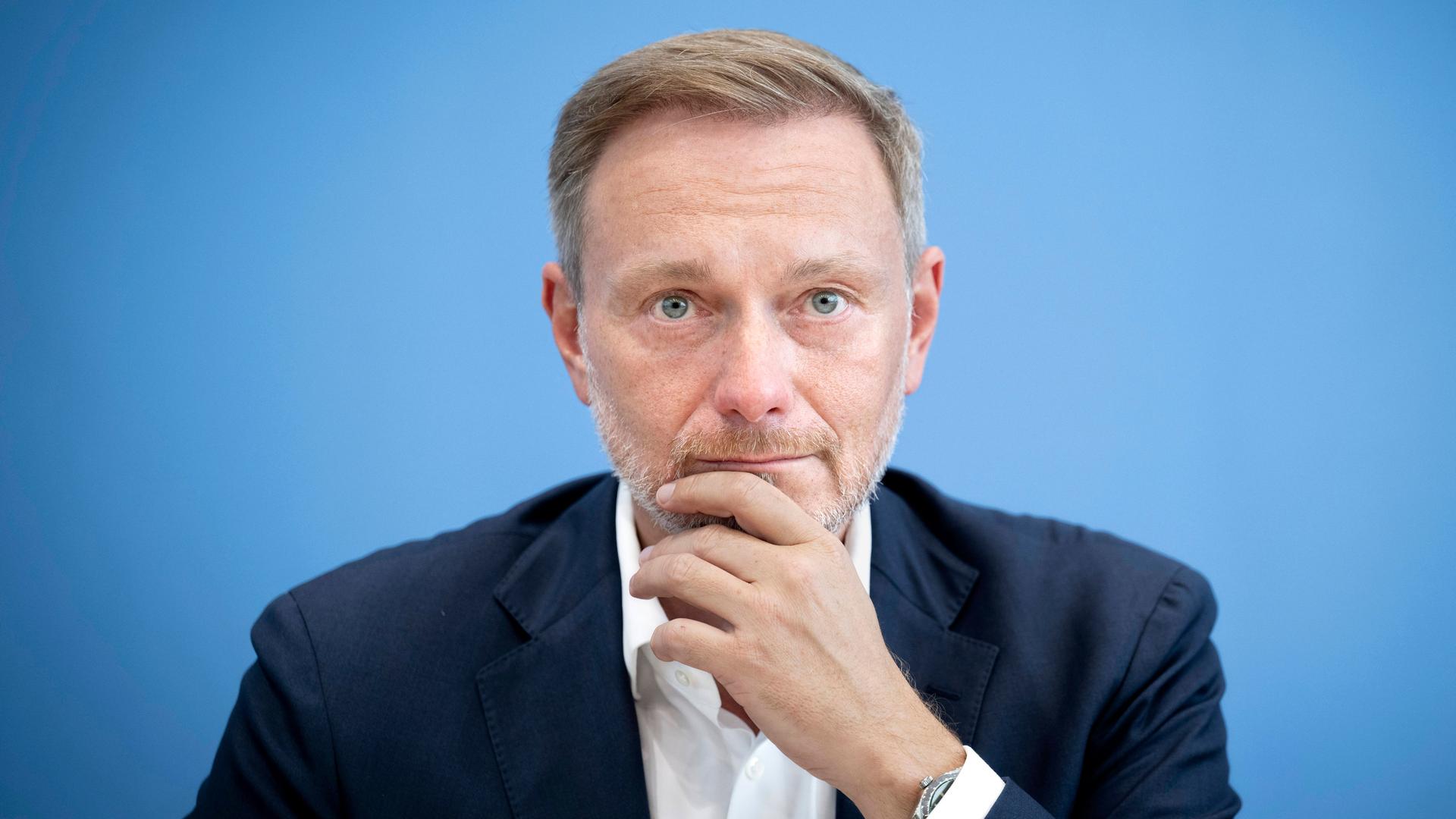 Christian Lindner, Bundesfinanzminister FDP während der Bundespressekonferenz zum Thema Regierungsentwurf für den Bundeshaushalt 2025 und Finanzplan bis 2028 in Berlin Deutschland. Er hält seine Hand an sein Kinn.