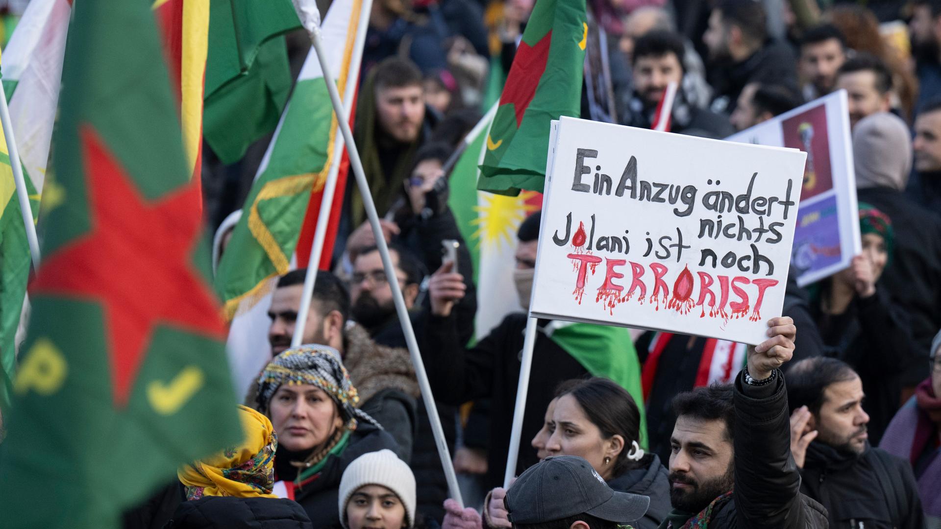 Tausende Menschen nehmen an der Solidaritätskundgebung in Frankfurt am Main teil. Das Motto: "Gegen Unterdrückung, Repressionen und Massaker islamistischer Regime an der Zivilbevölkerung und insbesondere an Kurdinnen und Kurden in Rojava"
Tausende Menschen nehmen an der Solidaritätskundgebung in Frankfurt am Main teil. Das Motto: "Gegen Unterdrückung, Repressionen und Massaker islamistischer Regime an der Zivilbevölkerung und insbesondere an Kurdinnen und Kurden in Rojava"