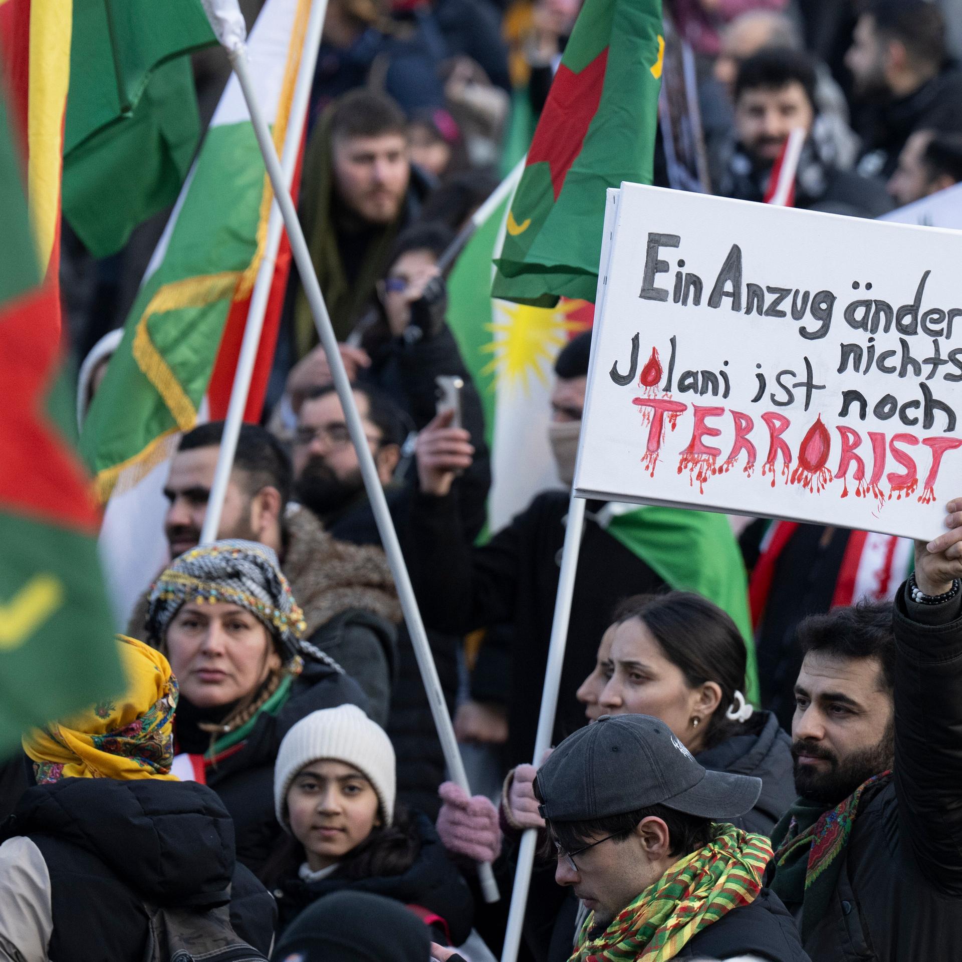 Tausende Menschen nehmen an der Solidaritätskundgebung in Frankfurt am Main teil. Das Motto: "Gegen Unterdrückung, Repressionen und Massaker islamistischer Regime an der Zivilbevölkerung und insbesondere an Kurdinnen und Kurden in Rojava"
