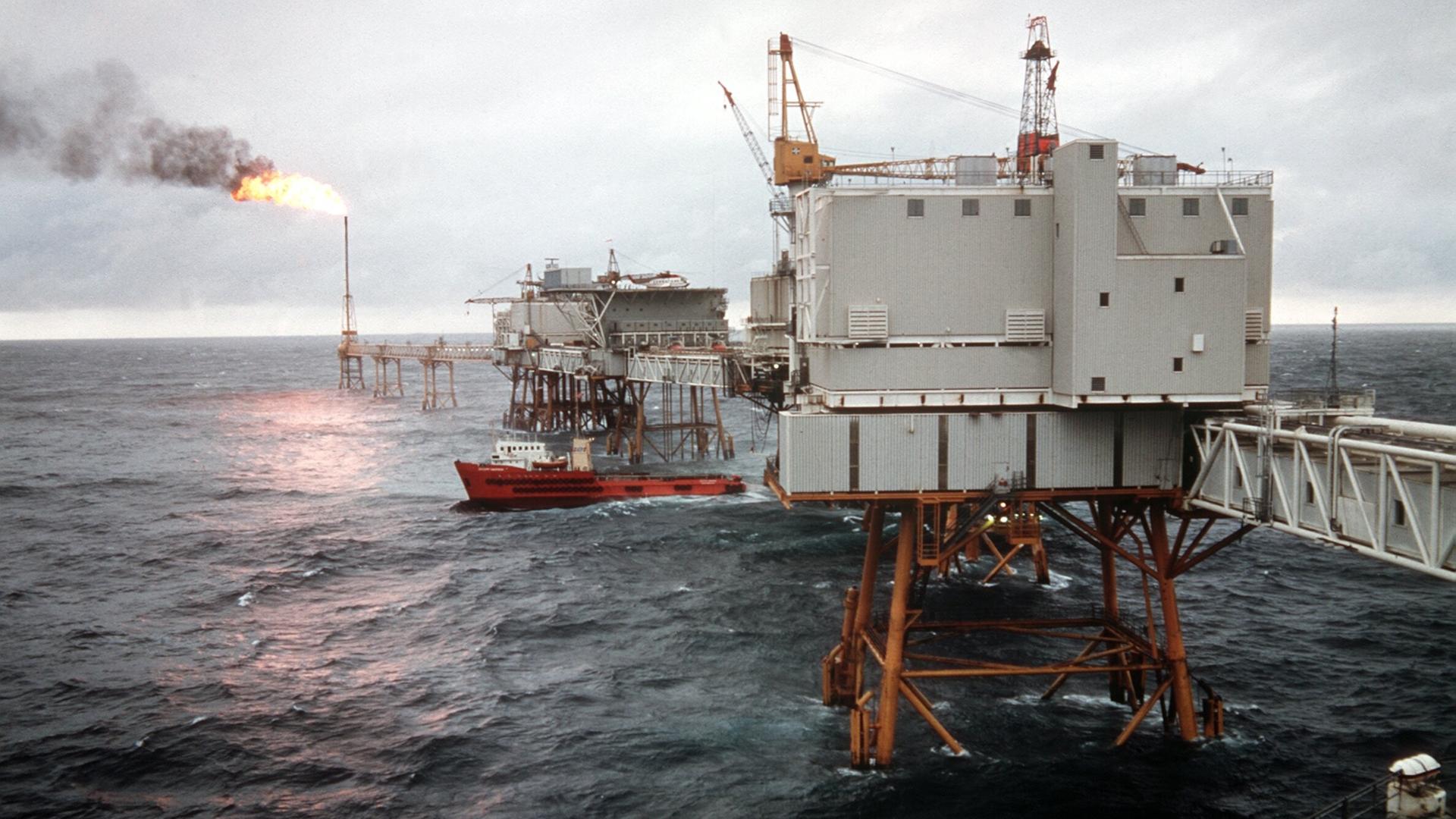 Eine Bohrinsel der norwegischen Firma Ekofisk in der Nordsee, aufgenommen 1974. Im Hintergrund wird Gas abgefackelt.