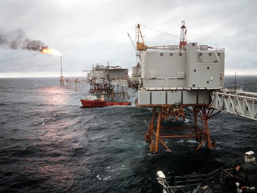 Eine Bohrinsel der norwegischen Firma Ekofisk in der Nordsee, aufgenommen 1974. Im Hintergrund wird Gas abgefackelt.