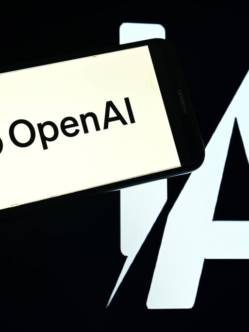 Das OpenAI-Logo in einer Fotomontage vor einem KI-generierten Hintergrund. 