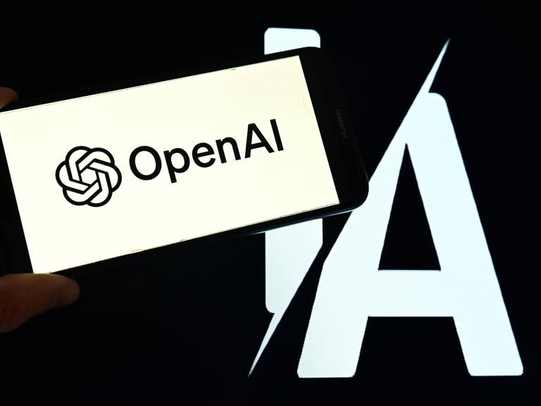 Das OpenAI-Logo in einer Fotomontage vor einem KI-generierten Hintergrund. 