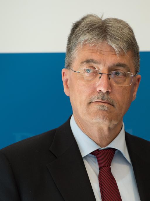 Gerhard Conrad, Leiter des EU Intelligence Analysis and Situation Centre (INTCEN), aufgenommen am 02.05.2016 in Berlin während einer Pressekonferenz zum Symposium "Der Islamische Staat - Eine globale Bedrohung" Gerhard Conrad, Leiter des EU Intelligence Analysis and Situation Centre (INTCEN), aufgenommen am 02.05.2016 in Berlin während einer Pressekonferenz zum Symposium "Der Islamische Staat - Eine globale Bedrohung"