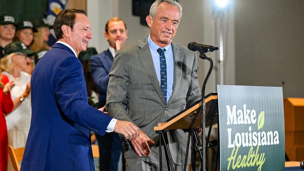 Robert F. Kennedy Jr. (r.) steht an einem Rednerpult. An dem Pult ist ein Schild mit der Aufschrift "Make Louisiana Healthy" befestigt.