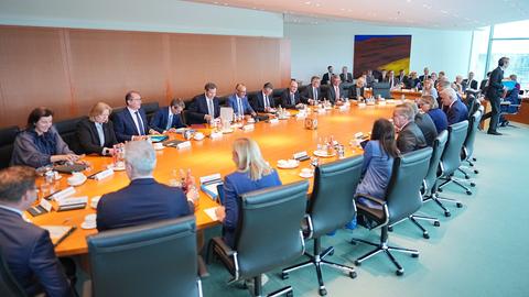 Bundeskanzler Friedrich Merz (CDU, M) leitet die Sitzung des Bundeskabinetts mit den geplanten Beschlüssen für den Regierungsentwurf für den Bundeshaushalt 2027.