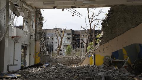 Der Blick aus einer zerstörten Wohnung in einem Haus auf die Hafenstadt Mariupol. 