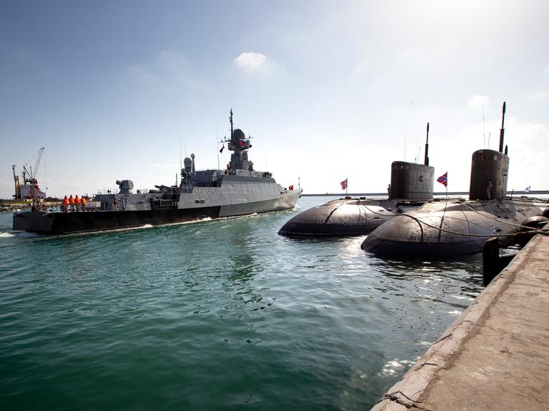 Russische Schiffe im Hafen von Tartus.