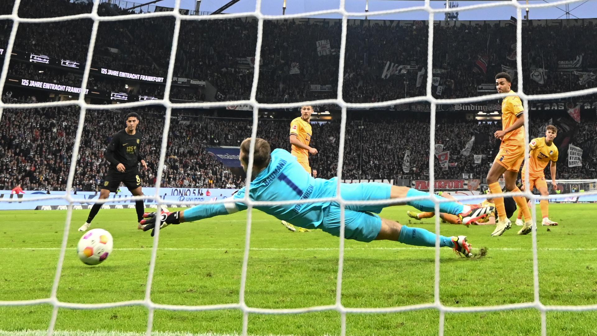 Frankfurts Robin Koch erzielt den Ausgleich zum 1:1 gegen Hoffenheims Torwart Oliver Baumann.