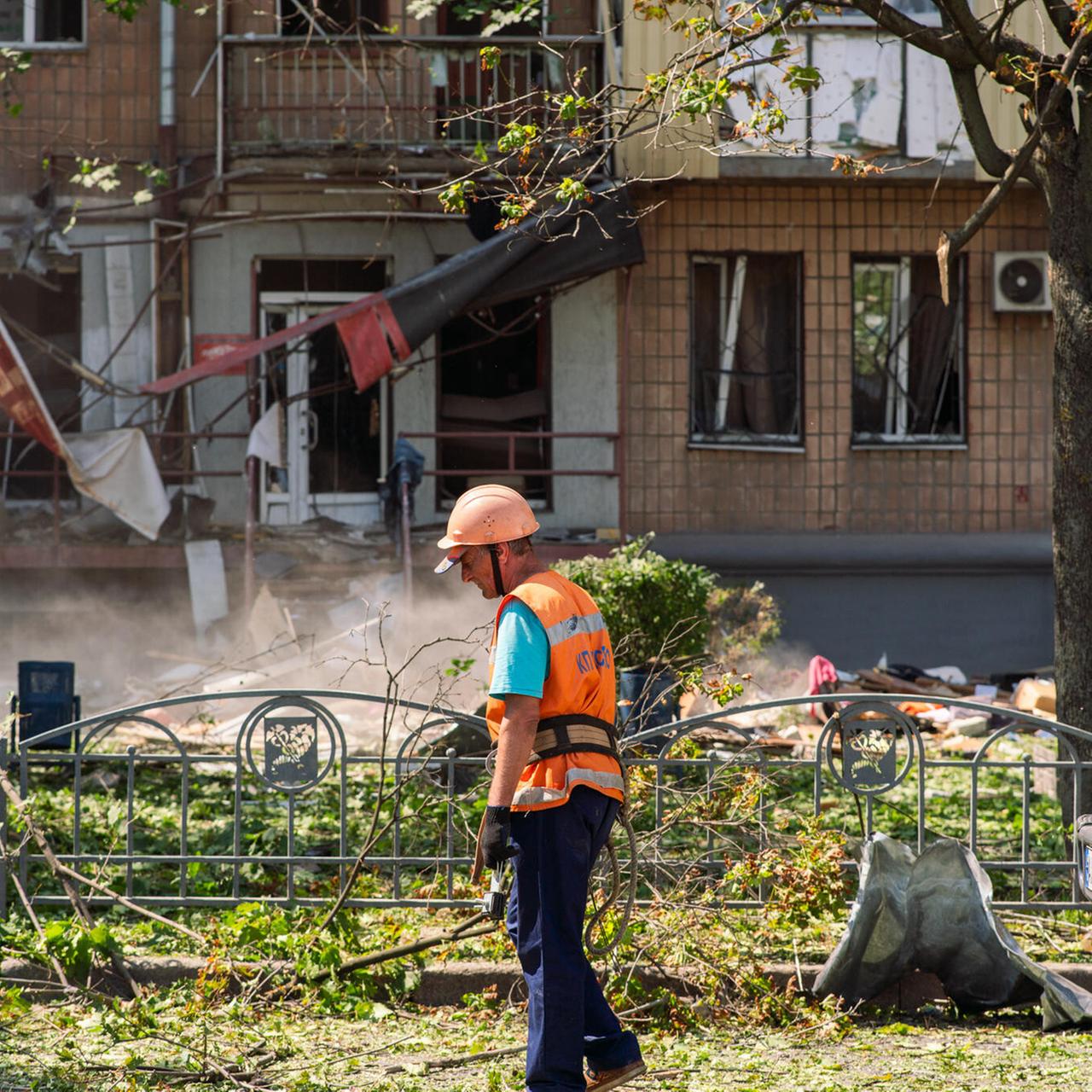 Einsatzkräfte sind am Ort des Geschehens im Stadtbezirk Nemyschljanskyj in Charkiw im Einsatz, nachdem russische Streitkräfte einen Raketenangriff verübt hatten, bei dem ein fünfstöckiges Wohngebäude teilweise zerstört wurde.